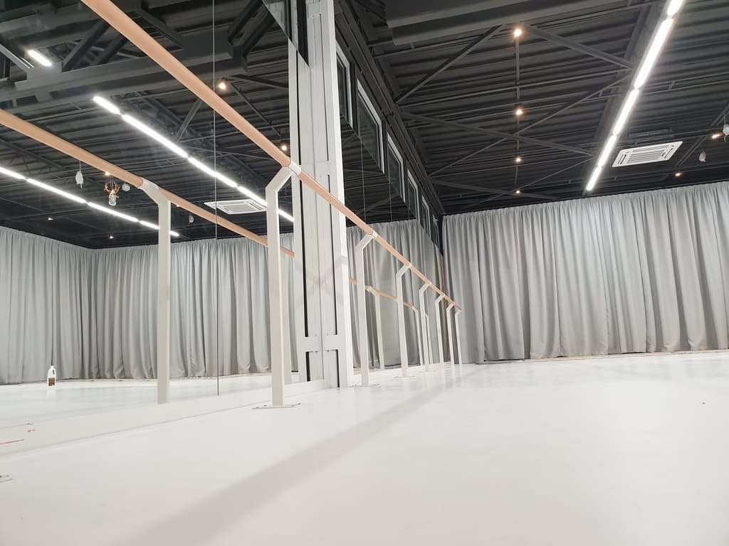Baletní sál v Bratislavě — zrcadla, baletní tyče a závěsy