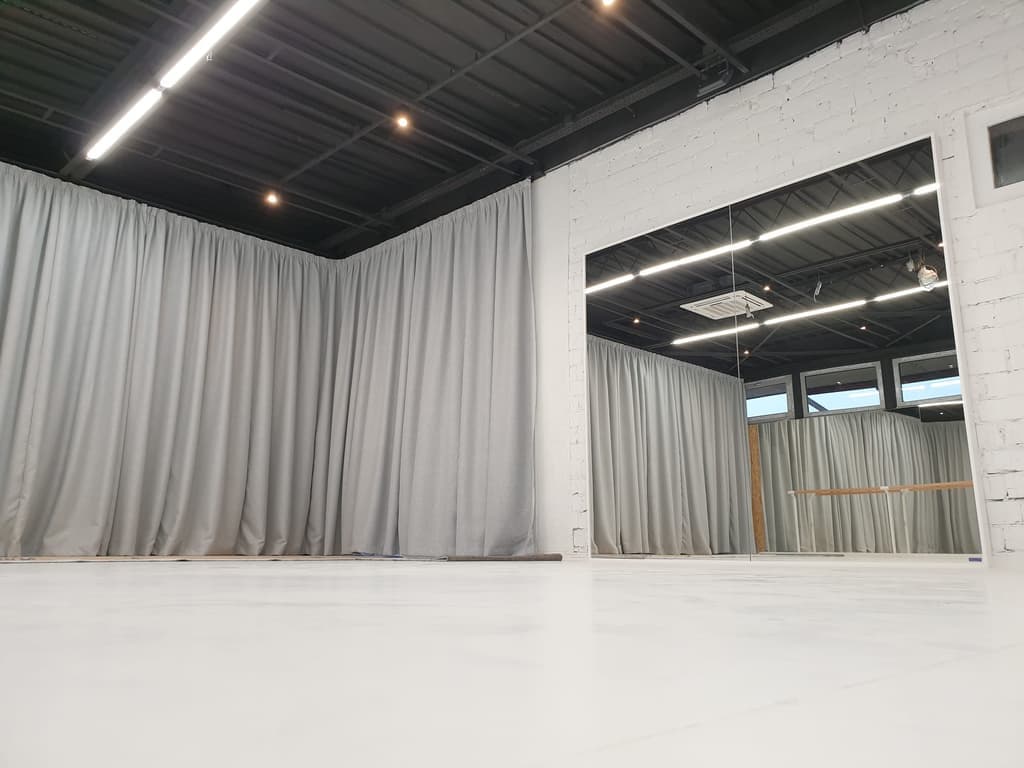 Baletní sál v Bratislavě — zrcadla, baletní tyče a závěsy 1
