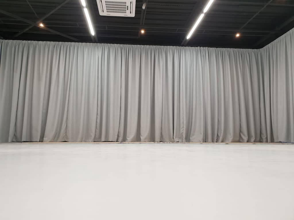 Baletní sál v Bratislavě — zrcadla, baletní tyče a závěsy 2