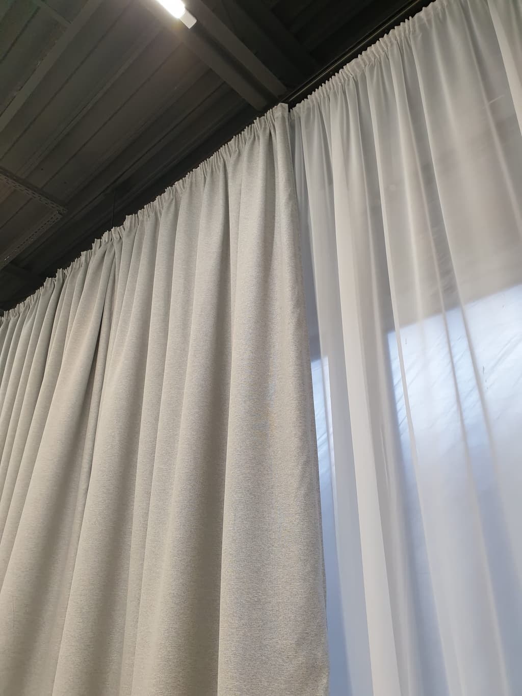 Baletní sál v Bratislavě — zrcadla, baletní tyče a závěsy 3