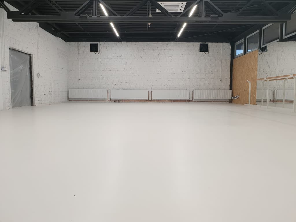 Baletní sál v Bratislavě — zrcadla, baletní tyče a závěsy 5
