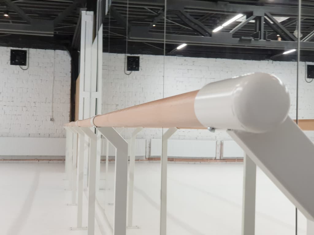 Baletní sál v Bratislavě — zrcadla, baletní tyče a závěsy 7