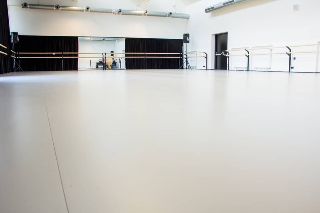 Ballettsaal des Neuen Theaters, DJKT Pilsen — Komplettausstattung