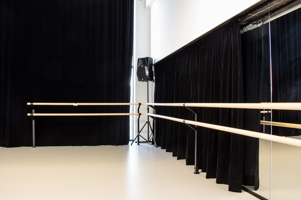Ballettsaal des Neuen Theaters, DJKT Pilsen — Komplettausstattung 4