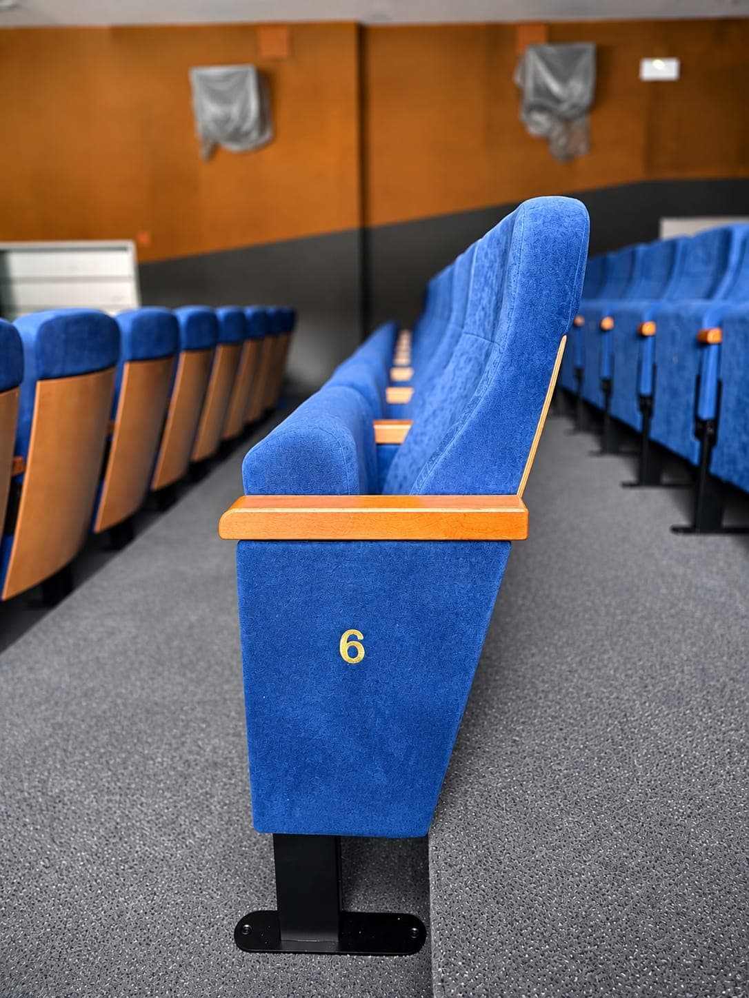 Kino Velké Přílepy — kinokreslo preklizkova zada