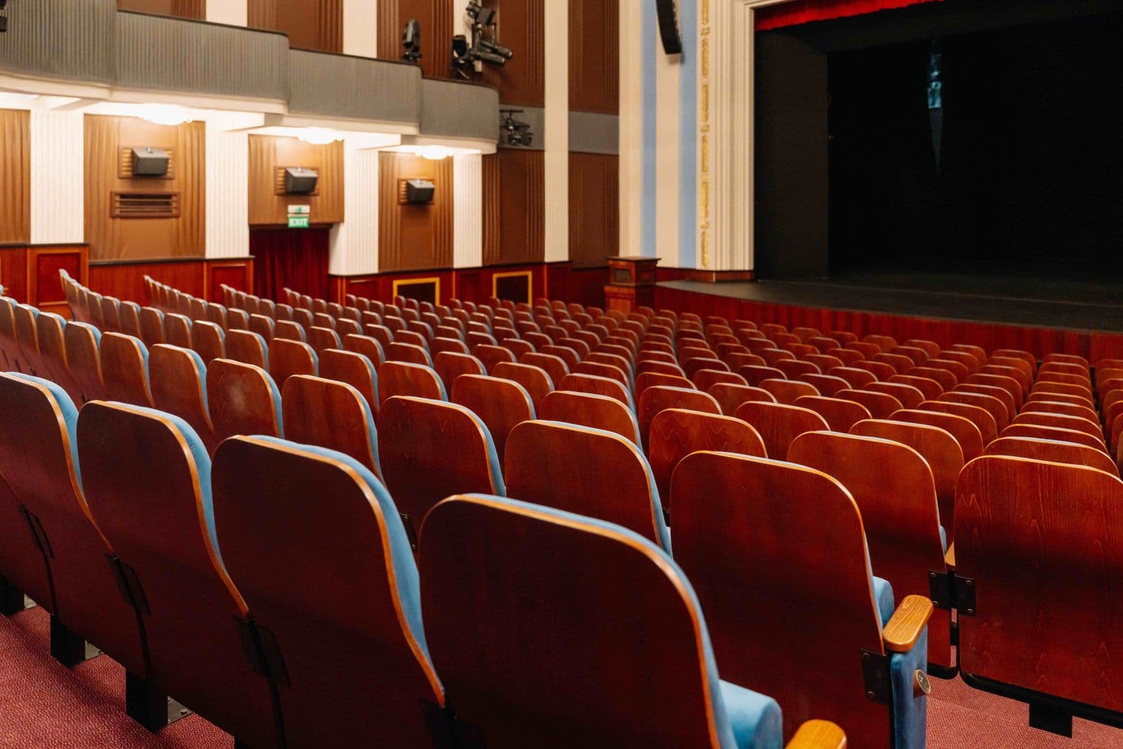 Kultur- und Kreativzentrum Ostrov — divadelni sal3
